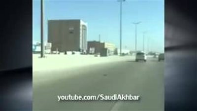 بالفيديو.. «سعودي» ينجو من الموت بأعجوبة بسبب مثبت سرعة السيارة