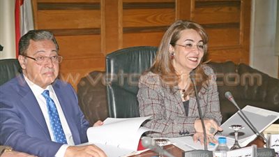 بالصور..غادة والى تترأس اجتماع مجلس إدارة الهلال الأحمر