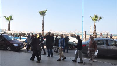 بالفيديو والصور.. غضب أهالي الإسكندرية من إضراب سائقي النقل العام