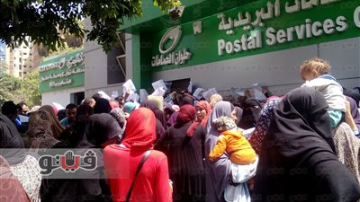 بالفيديو والصور.. رحلة البحث عن منحة الحكومة أمام مكاتب البريد