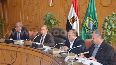 بالصور.. محافظ الإسماعيلية يبحث مشكلات أهالي «القصاصين القديمة»