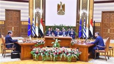 إعلان مشترك عن القمة المصرية القبرصية اليونانية.. القادة يؤكدون تعزيز الجهود الدولية في مكافحة الإرهاب.. إيجاد حلول سياسية لأزمات الشرق الأوسط.. وحل عادل ومتوازن لأزمة سد النهضة