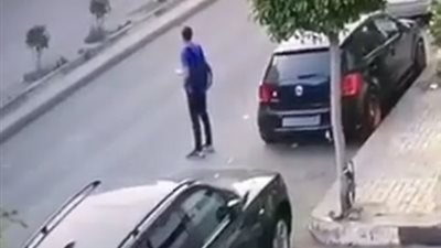 بالفيديو.. قائد سيارة ملاكي يسرق هاتفا من يد صاحبه