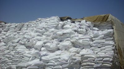 ضبط صاحبة مصنع تقلل عبوات سكر التموين قبل بيعها بالأسواق بالإسكندرية