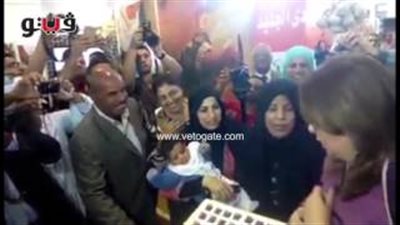 بالفيديو.. وزيرة التضامن تحمل وتداعب طفل إحدى المشاركات بمعرض ديارنا