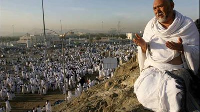 إمام الحرم المكي يطالب الحجاج بالتفرغ لأداء المناسك وترك السياسة