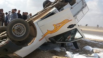 إصابة سائقين في انقلاب سيارة بالطريق الصحراوي الغربى