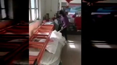 لحظة اعتداء معلمة على طالب بطريقة وحشية (فيديو)