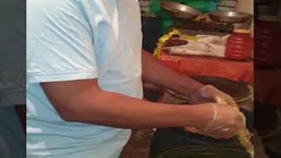 لحظة مصادرة 26 طن أسماك فاسدة داخل محل ومخزن (فيديو)