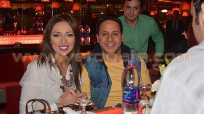 بالصور.. صادق صبّاح يحتفل بنجاح «مسرح مصر» في الكويت