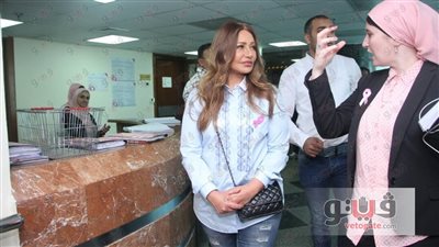 بالصور.. ليلى علوي تزور مرضى سرطان الثدي بمستشفى «بهية»