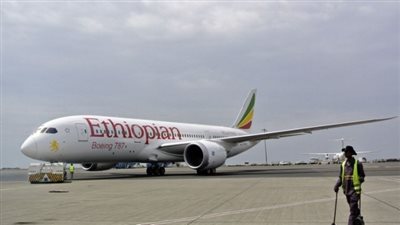هبوط اضطراري لطائرة إثيوبية بعد اشتعال النيران في أحد محركاتها
