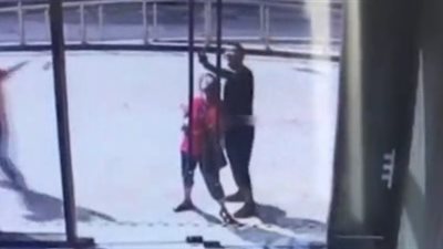 لحظة انفجار باب زجاجي في وجه امرأة (فيديو)