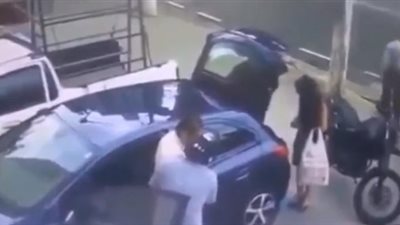 رجل شجاع يطلق النار على لصين (فيديو)