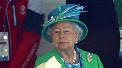 بالصور.. قبعة تعوق الملكة إليزابيث من مشاهدة مباراة