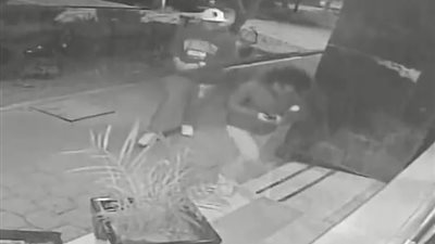 اعتداء مرعب على فتاة لسرقة هاتفها (فيديو وصور)