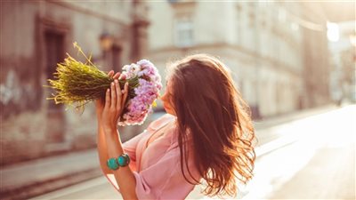 نهاية غير متوقعة لشاب حاول مصالحة حبيبته بـ«باقة ورد» مسروقة