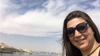 إطلالة ساحرة لـ«مذيعة الحياة» في أسوان.. ونشطاء: خمسة وخميسة