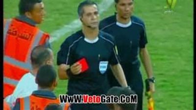 بالفيديو.. اشتباك بين جهاز الإسماعيلي والحكم محمود عاشور