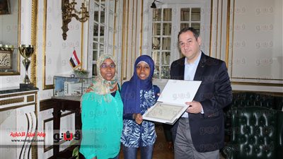 رئيس البريد يكرم متفوقي الثانوية العامة من أبناء الهيئة