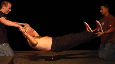 بالصور.. عجوز ينام على مسمار 25 سم