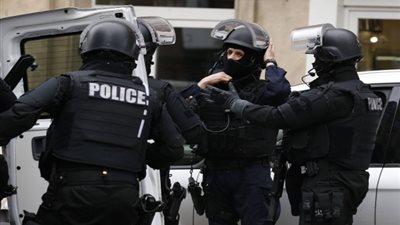 السلطات الفرنسية تبحث عن تلميذتين تريدان الانضام إلى داعش