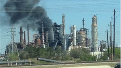 بالفيديو والصور.. اندلاع حريق هائل في مصفاة نفط بولاية تكساس