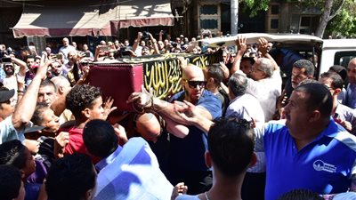 أشرف زكي ومحمد لطفي في جنازة طلعت زكريا بالإسكندرية (صور)