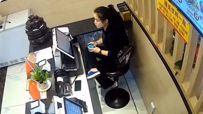 لحظة اقتحام سيارة مطعمًا وسحق الموظفين (فيديو)