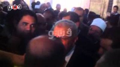 بالفيديو.. محلب يغادر الجامع الأزهر بعد تعرضه لـ«إغماءة»