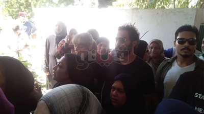 هنا الزاهد تدخل في نوبة بكاء أثناء دفن طلعت زكريا (صور)