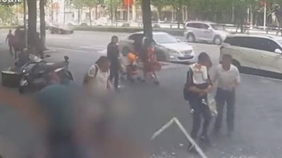 لحظة سقوط نافذة بالطابق الـ12 على رأس طفلة أمام والدها (فيديو)