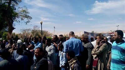 إنهاء إضراب العاملين المؤقتين بأسوان بعد لقائهم المحافظ