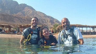 أحمد الفيشاوي ينشر صورة مع أصدقائه في البحر الأحمر