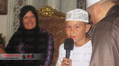 بالفيديو والصور.. عائلة نمساوية تشهر إسلامها بمسجد الميناء بالغردقة