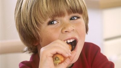 دراسة: الأطفال يرفضون نصائح الآباء في تناول الطعام