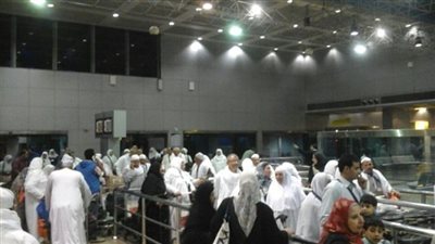 أزمة المعتمرين بمطار القاهرة عرض مستمر.. الخطوط السعودية تدعي: تعطل سيور الحقائب وراء الأزمة.. وفاة معتمر بسبب الاختناق.. والشركة تعتذر وتشكل لجنة بعد محاضر جماعية ضدها