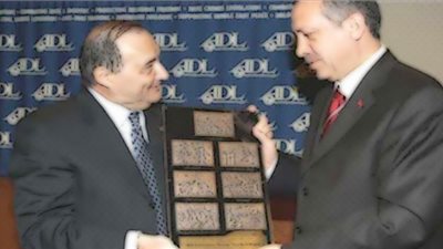 منظمة يهودية تطالب بجائزة منحتها لـ«أردوغان»