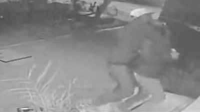 لقطات صادمة للص يخنق امرأة لسرقة هاتفها المحمول (فيديو)