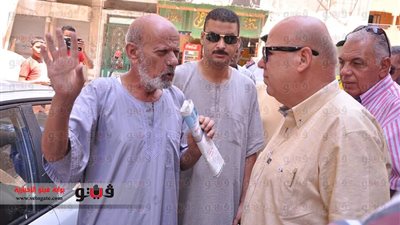 بالصور.. محافظ بورسعيد يقود حملة نظافة بحي الزهور