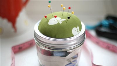 أسهل طريقة لصنع حامل أنيق لـ«الدبابيس وأدوات الخياطة»