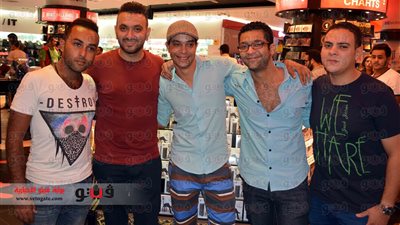 بالصور.. «كريم محسن» يحتفل بألبوم «عن تجربة» في فيرجين ميجاستورز