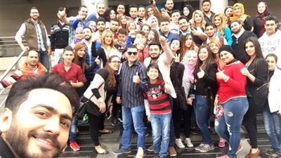 تامر حسني يعود من لبنان ويشكر مستقبليه بمطار القاهرة