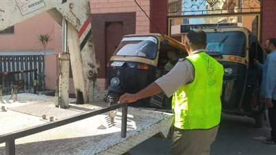 محافظ الشرقية يطارد «التكاتك» في شوارع الزقازيق (صور)