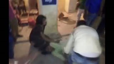 بالفيديو.. لحظة ضرب وقتل امرأة خارج مركز شرطة بسبب نزاع على أرض