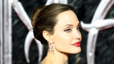 أنجلينا جولي تخطف الأنظار للترويج لفيلمها الجديد 
