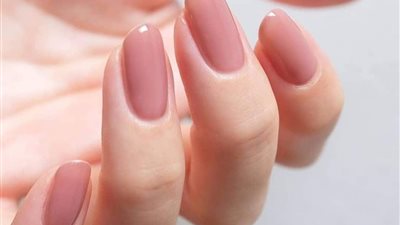 تعانين من مشكلة ضعف الجلد حول الأظافر؟ إليكِ الحل
