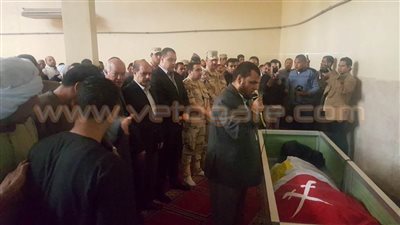 بالفيديو.. محافظ الفيوم يؤدي صلاة الجنازة على شهيد العريش
