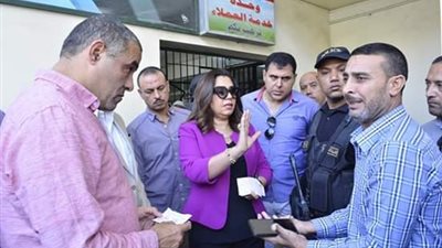 مواطن يبكي أمام محافظ دمياط: 