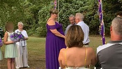 «تورتة الفرح» تضع عروسا في مأزق (صور)